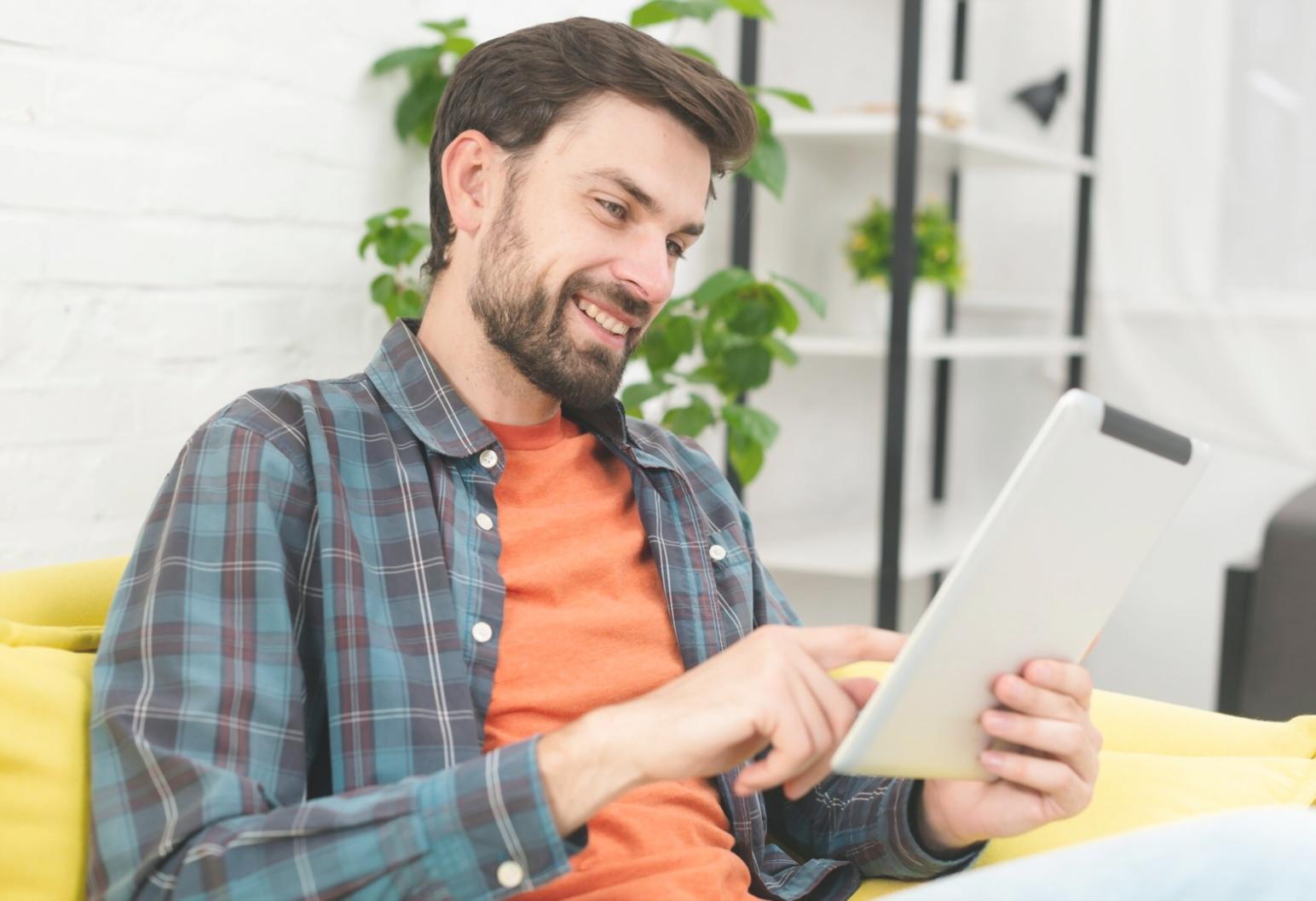 Sesión práctica de análisis financiero con estudiantes trabajando en proyectos reales
