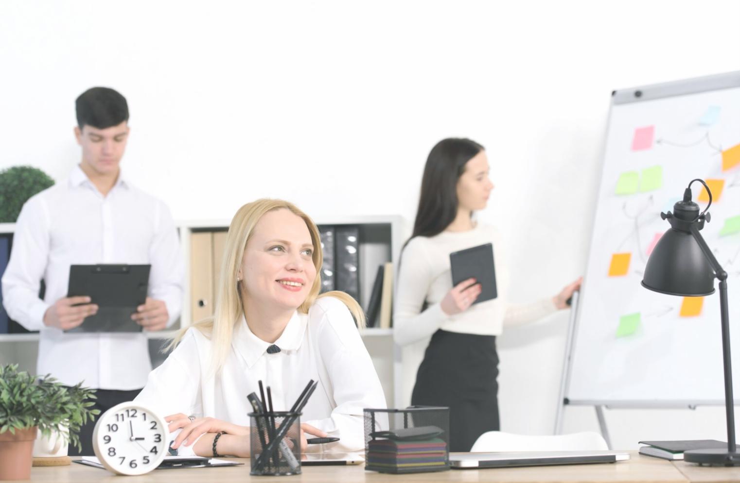 Equipo de Crylavorent trabajando en análisis financiero