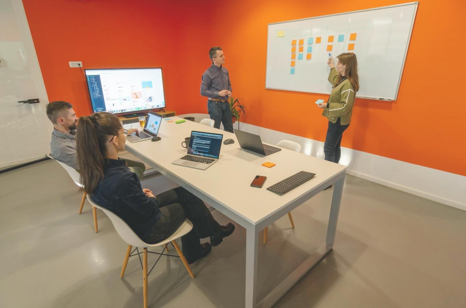 Profesionales analizando datos financieros complejos en ambiente de investigación