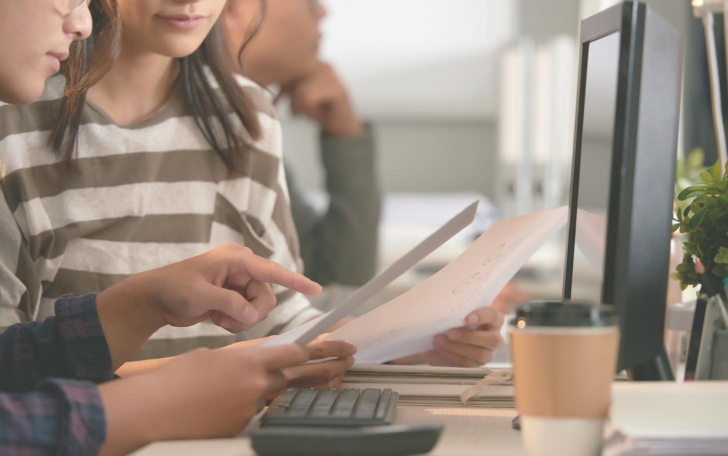 Equipo de profesionales colaborando en análisis financiero complejo